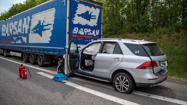Unfall zwischen Auto und Lastwagen: Drei Verletzte