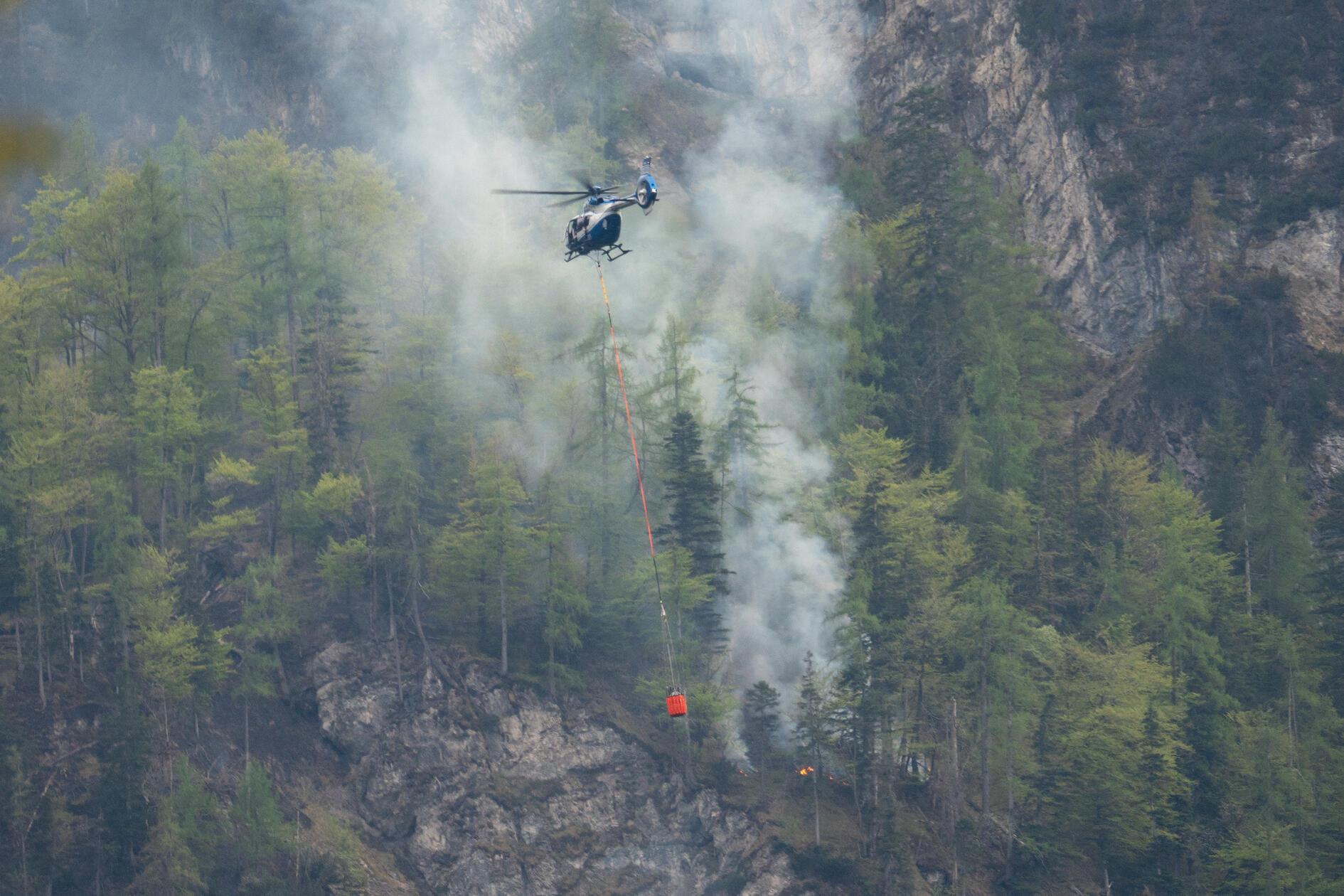 Am Saurüsselkopf in den Chiemgauer Alpen kämpften auch am Montagabend Dutzende Feuerwehrleute weiter gegen einen verheerenden Waldbrand.