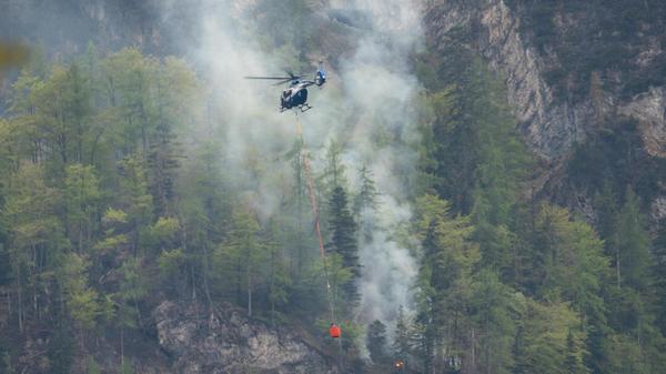 Am Saurüsselkopf in den Chiemgauer Alpen kämpften auch am Montagabend Dutzende Feuerwehrleute weiter gegen einen verheerenden Waldbrand.