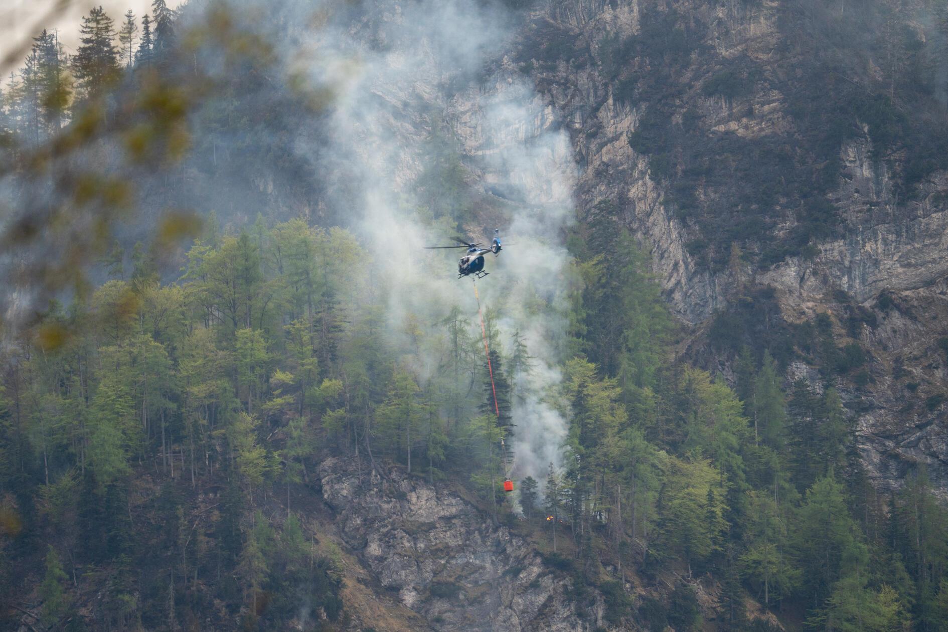 Bis zum Einbruch der Dunkelheit sollten Hubschrauber den Brand aus der Luft bekämpfen, dann müsse der Flugbetrieb bis zum Morgen eingestellt werden, sagte der Einsatzleiter, Kreisbrandrat Christoph Grundner, nach einer Pressekonferenz am Nachmittag.