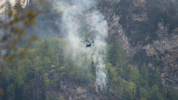 Bis zum Einbruch der Dunkelheit sollten Hubschrauber den Brand aus der Luft bekämpfen, dann müsse der Flugbetrieb bis zum Morgen eingestellt werden, sagte der Einsatzleiter, Kreisbrandrat Christoph Grundner, nach einer Pressekonferenz am Nachmittag.