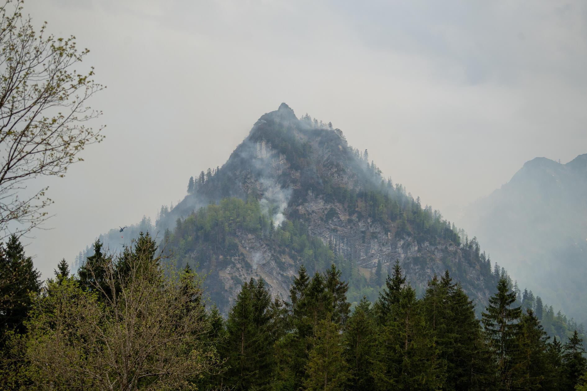 An dem Berg bei Ruhpolding im Landkreis Traunstein lodern seit Sonntagabend die Flammen.