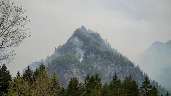 An dem Berg bei Ruhpolding im Landkreis Traunstein lodern seit Sonntagabend die Flammen.