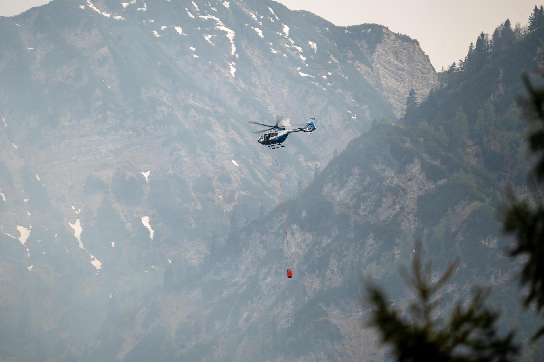 Der Ruhpoldinger Bürgermeister Justus Pfeifer schilderte, der Berg sei als sehr prägnantes Bergmassiv vom ganzen Talkessel Ruhpolding zu sehen. "Da blutet einem natürlich schon das Herz, wenn dieser Berg raucht und qualmt und brennt in der Nacht. Und wenn man dann vor allem bei Dunkelheit rausschaut und diesen Berg brennen sieht, da wird einem ein bisschen mulmig."