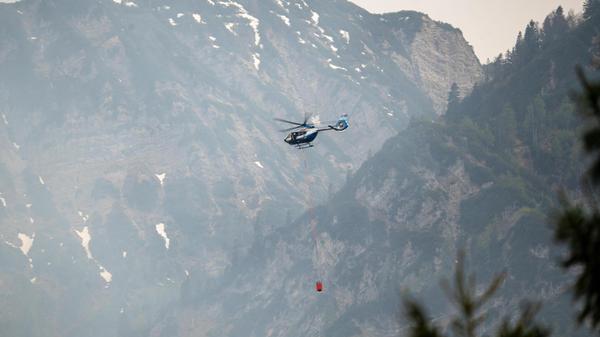 Der Ruhpoldinger Bürgermeister Justus Pfeifer schilderte, der Berg sei als sehr prägnantes Bergmassiv vom ganzen Talkessel Ruhpolding zu sehen. "Da blutet einem natürlich schon das Herz, wenn dieser Berg raucht und qualmt und brennt in der Nacht. Und wenn man dann vor allem bei Dunkelheit rausschaut und diesen Berg brennen sieht, da wird einem ein bisschen mulmig."