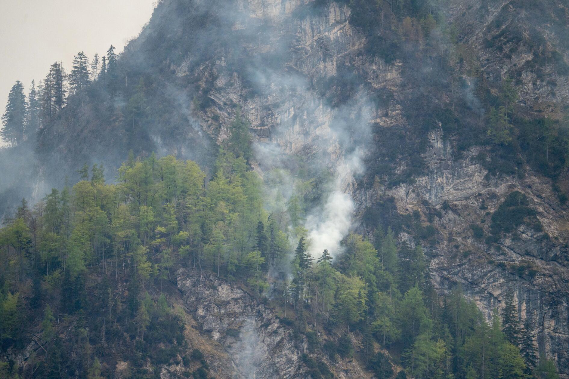 Für Dienstag seien darüber hinaus Hubschraubereinsätze der Bundeswehr geplant.