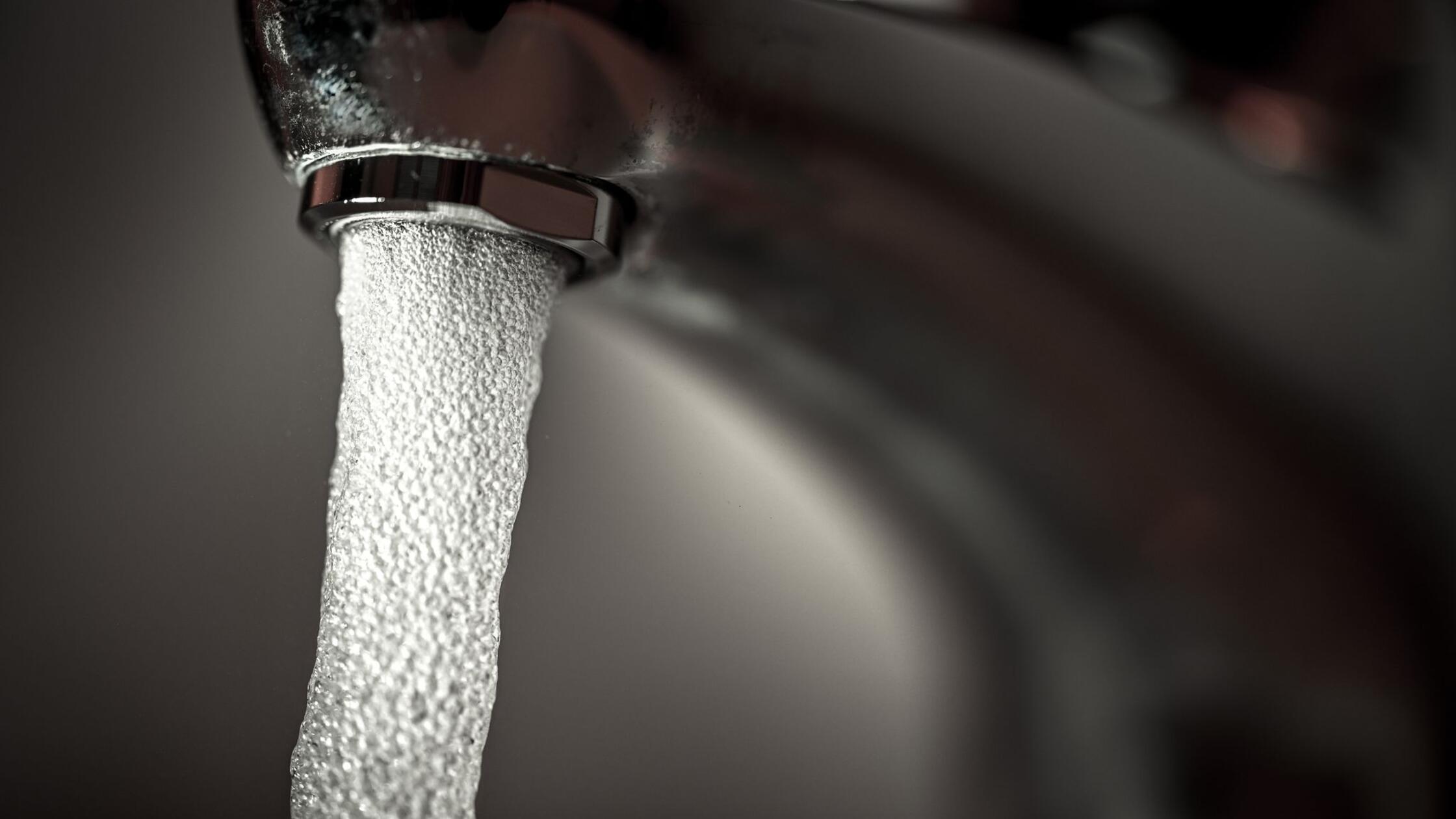 Trinkwasser läuft aus einem Wasserhahn. (zu dpa: «