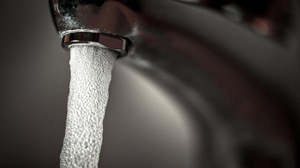 Trinkwasser läuft aus einem Wasserhahn. (zu dpa: «