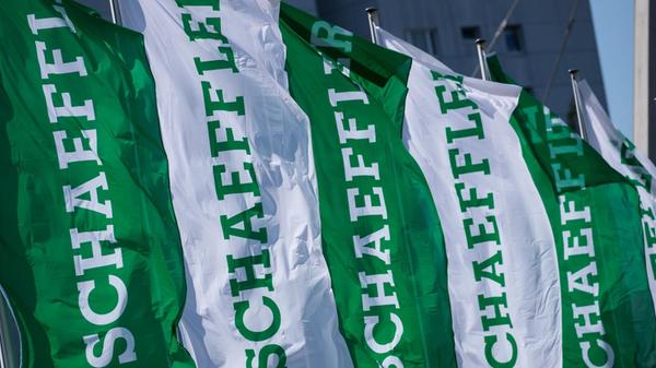Flaggen mit dem Schriftzug der Schaeffler AG. (zu