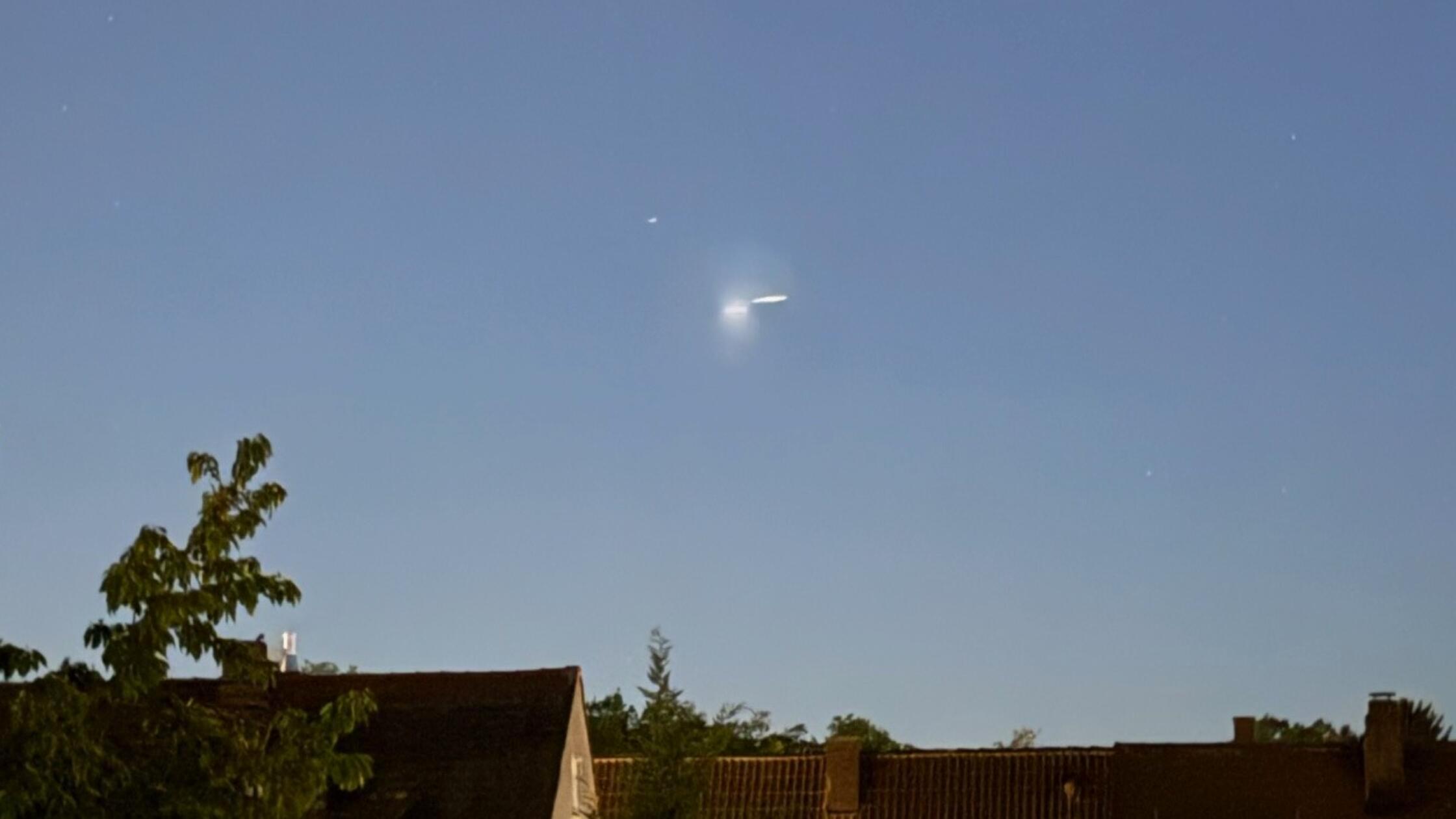 Meteor oder Rakete? Nürnberger filmt seltsames Himmelsphänomen - das ...