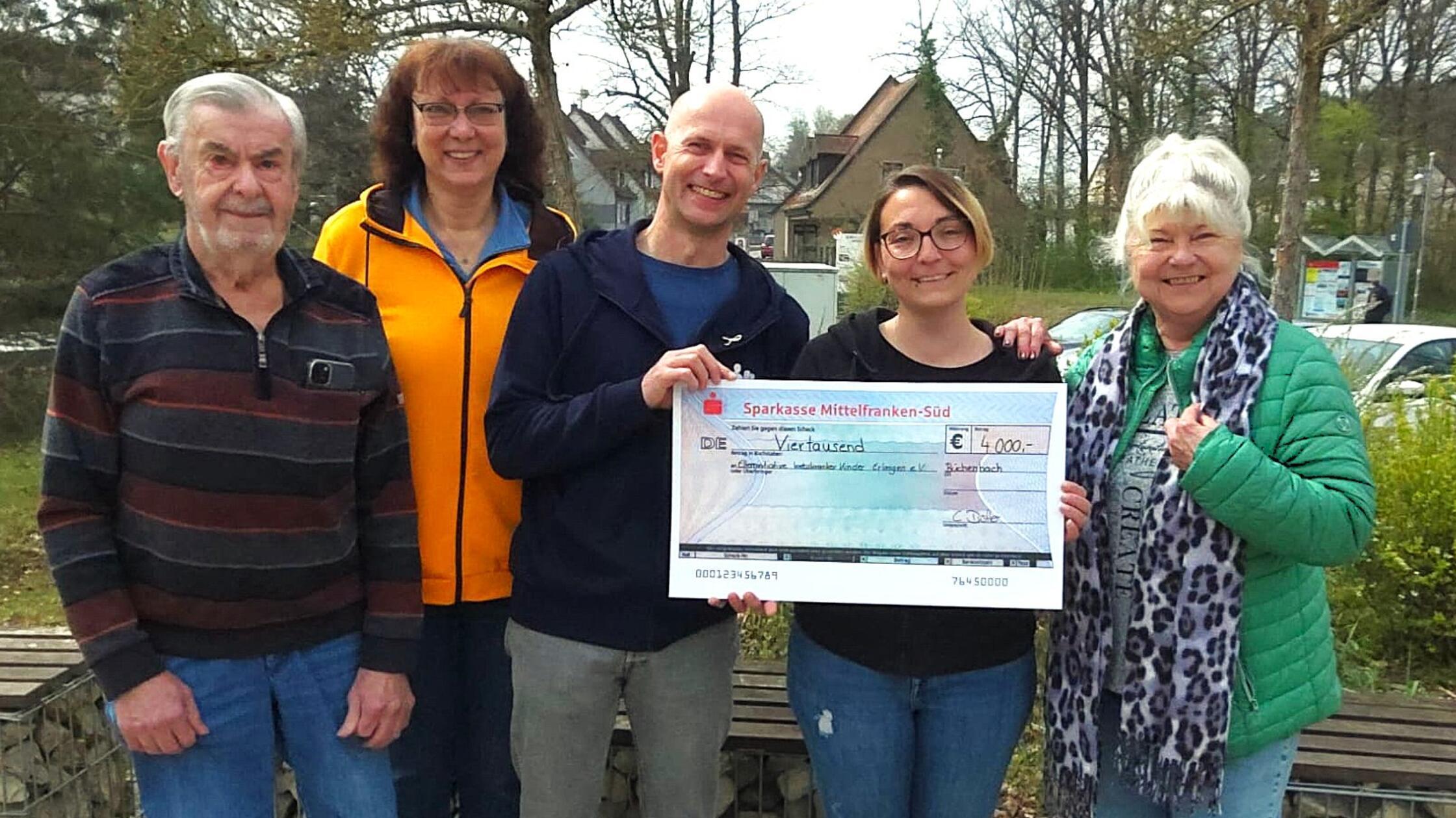 Hilfe dank gespendeter B&uuml;cher: Am Bahnhof B&uuml;chenbach kommen 4000 ...