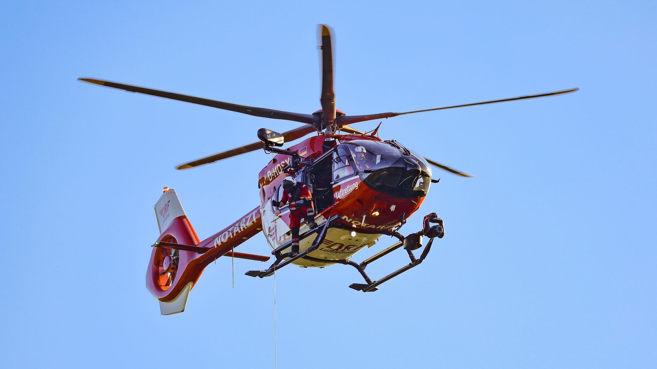 Ein Hubschrauber der DRF-Luftrettung fliegt bei ei