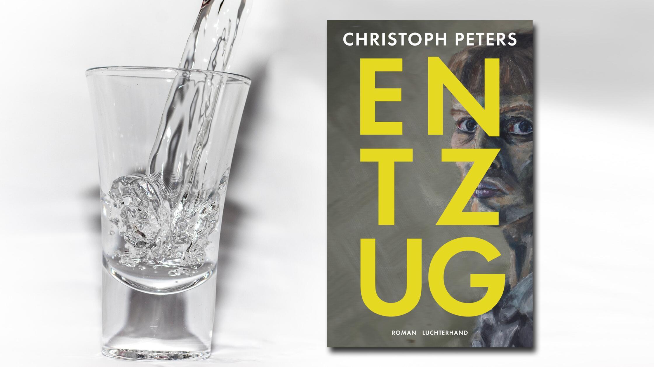 Dieses Buch ist im wahrsten Sinne des Wortes ernüchternd. Christoph Peters beschreibt in seinem Roman „Entzug“ (Luchterhand, 24 Euro) die Qualen eines schwer trinkenden Schriftstellers. Der Rausch von über zwei Promille täglich 20 Jahre lang zählt ebenso zu den Höllenqualen wie die Therapie in einer Berliner Entzugsklinik. Der 59-Jährige bleibt auch hier seinem präzise beobachtenden Realismus treu. Die Läuterung, die religiöse Dimension liegt in der fundamentalen Größe des Abschieds und der Katharsis, die jeder Trinker durchlaufen muss, will er von seinem einzigen Gott, dem Alkohol, loskommen. Peters beschönigt nichts, auch nicht das Resultat: Das Leben danach werde todlangweilig sein. Aber immerhin, es ist das Leben. Thomas Heinold
