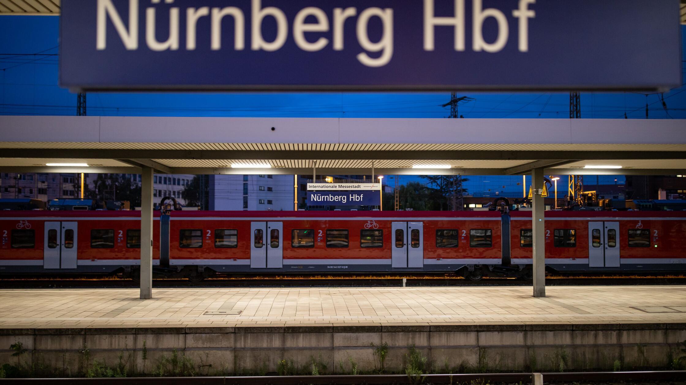 Eine S-Bahn steht am Gleis im Hauptbahnhof. (zu dp