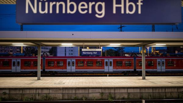 Eine S-Bahn steht am Gleis im Hauptbahnhof. (zu dp
