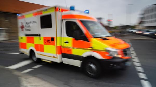 Ein Rettungswagen fährt mit Blaulicht durch eine S