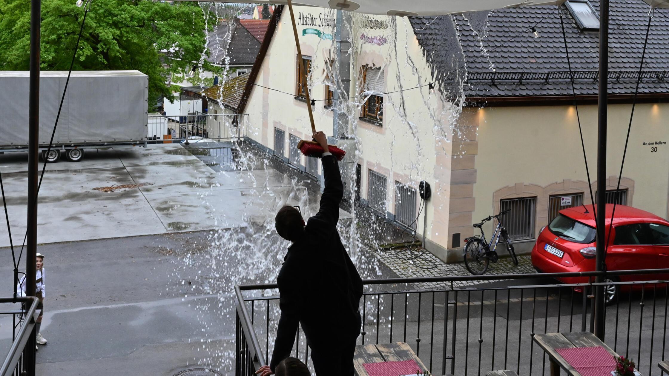 Auf dem Striezi-Keller zapfte Oberbürgermeister Jö