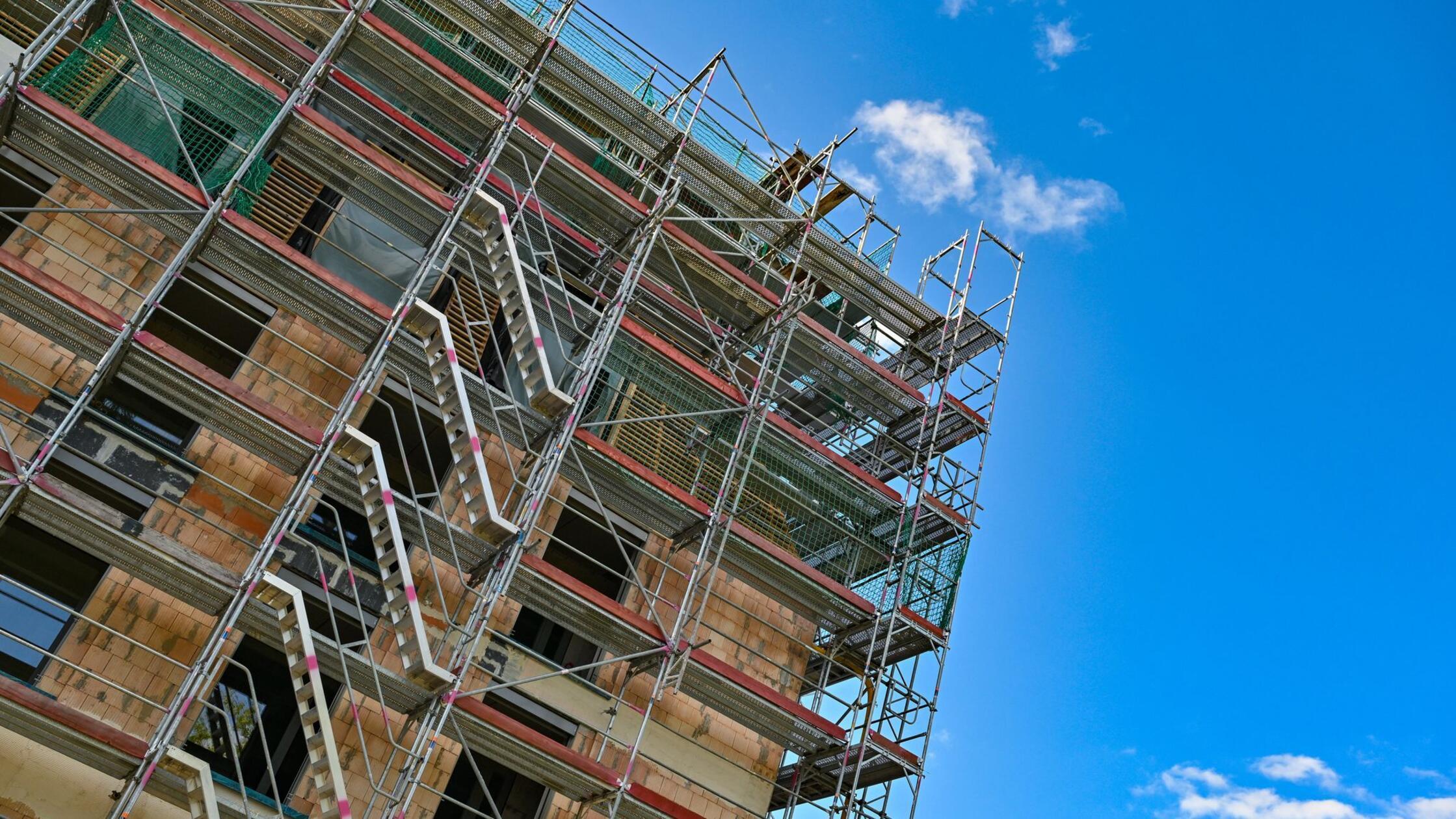 Baustelle eines Mehrfamilienhauses mit neuen Wohnu