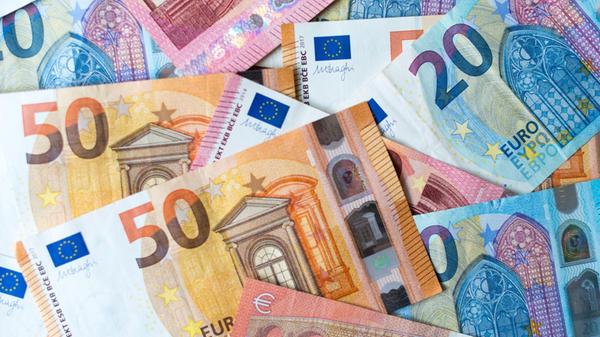 ILLUSTRATION - Zahlreiche Banknoten von 10, 20 und