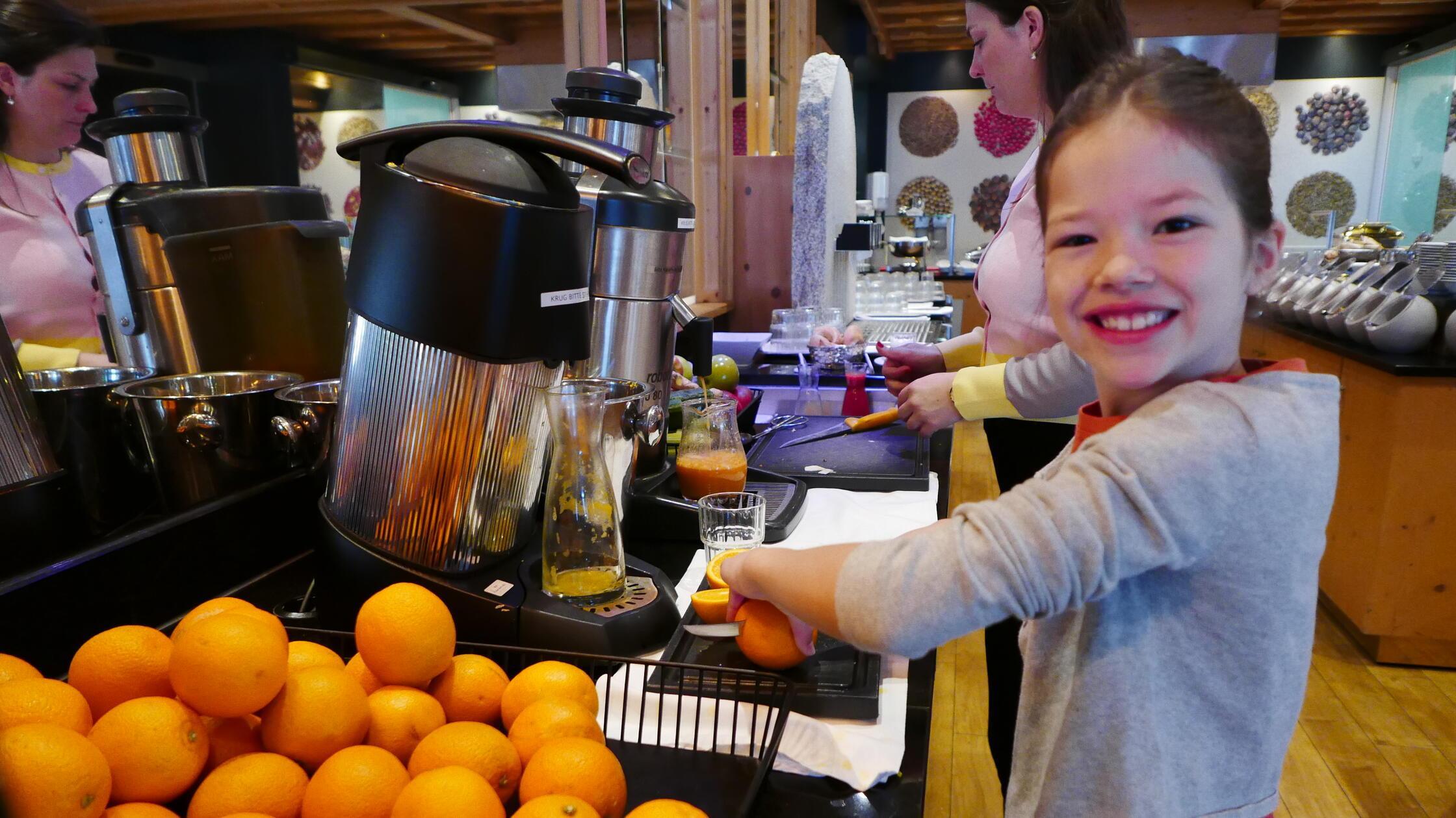Charlotte freut sich am Buffet über frische Orangen und Säfte, die sie selber auspresst.