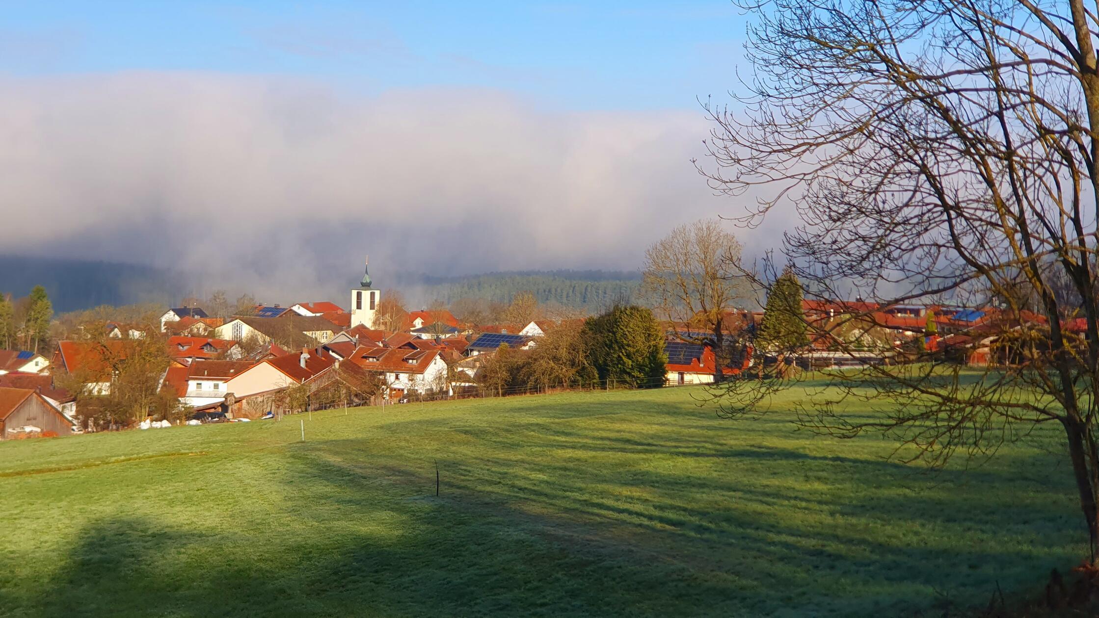 Das Dörfchen Kaikenried liegt eingebettet im Bayerischen Wald - hier in der Morgensonne.