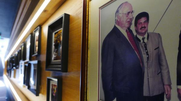 Ein eingerahmtes Foto an der Wand zeigt den Hotelchef gemeinsam mit dem ehemaligen Bundeskanzler Helmut Kohl. In der Galerie sieht man noch viel mehr Prominenz.