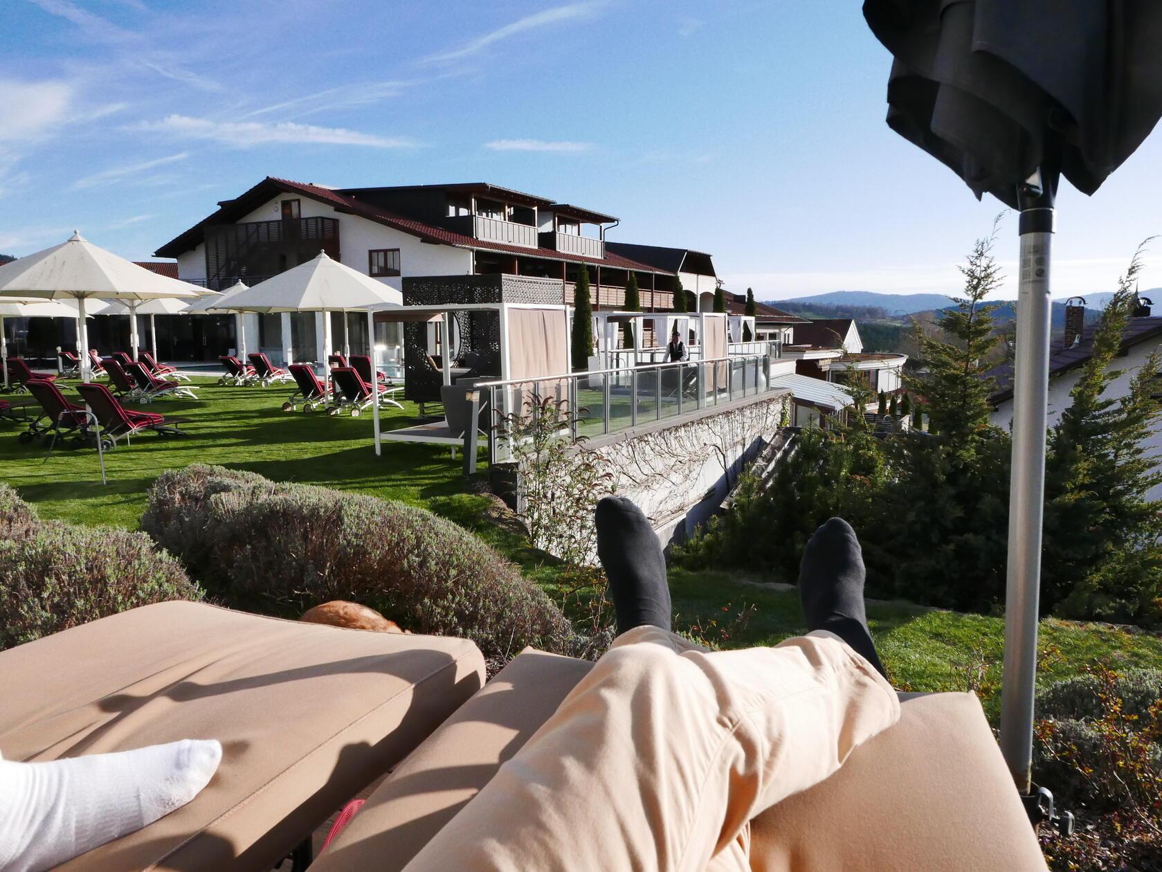 Blick von der Zimmerterrasse aufs Hotel.