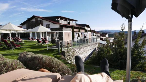 Blick von der Zimmerterrasse aufs Hotel.
