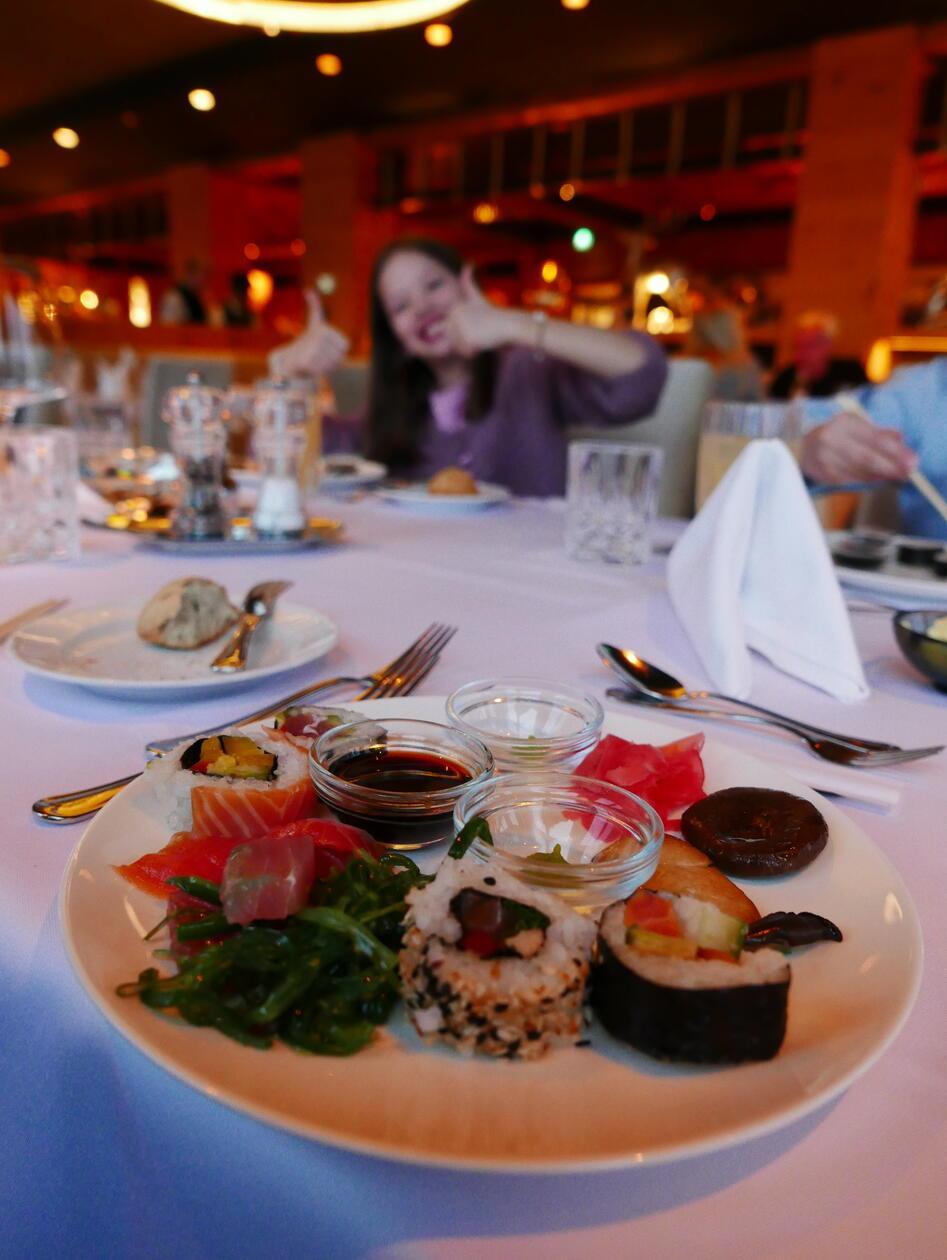 Als Vorspeise des Abendessens gibt es Sushi am Buffet.