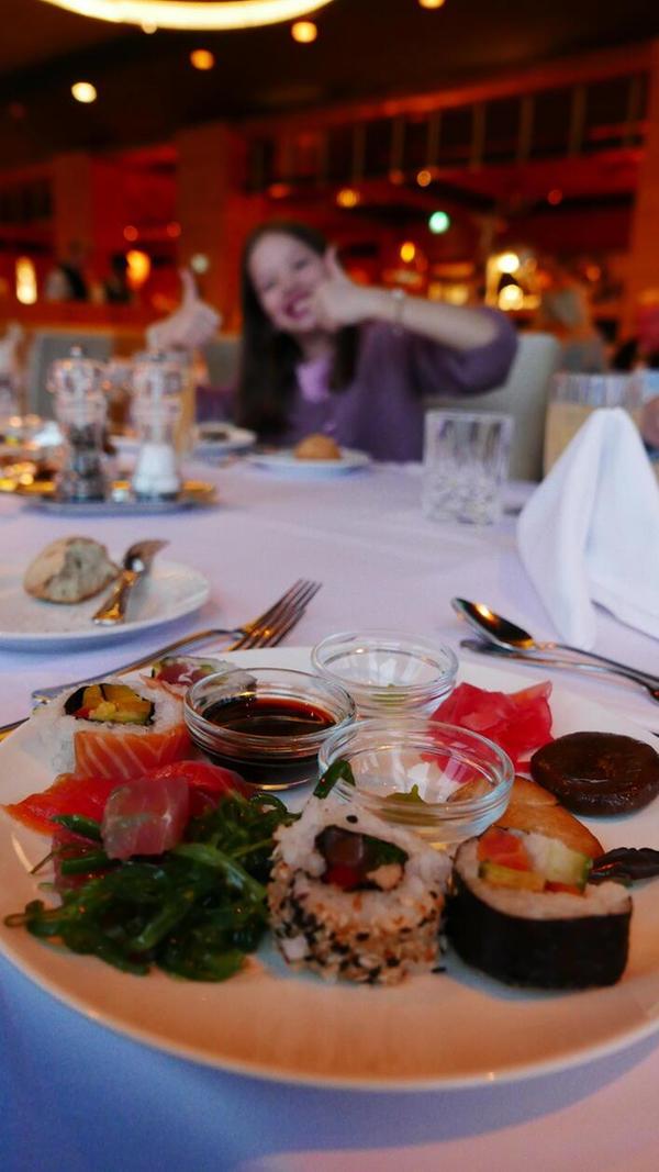 Als Vorspeise des Abendessens gibt es Sushi am Buffet.