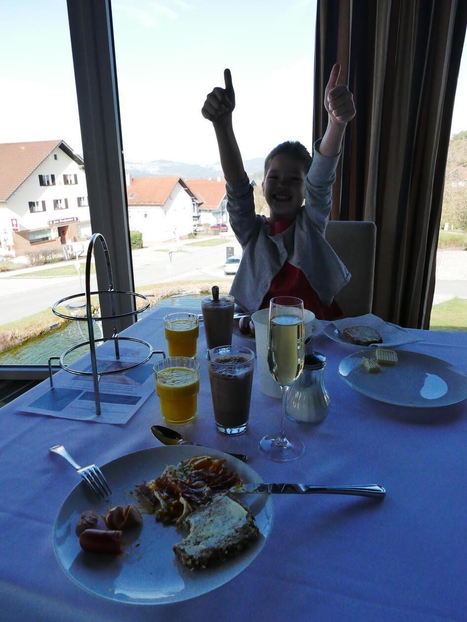 Frühstück am letzten Tag, im Hintergrund das Dorf Kaikenried.