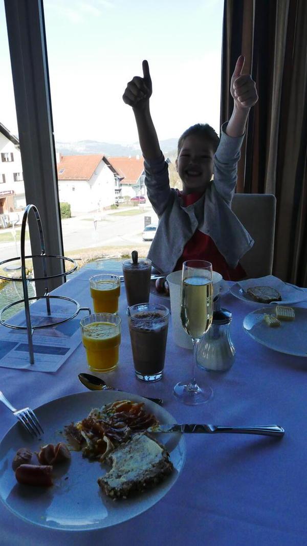 Frühstück am letzten Tag, im Hintergrund das Dorf Kaikenried.
