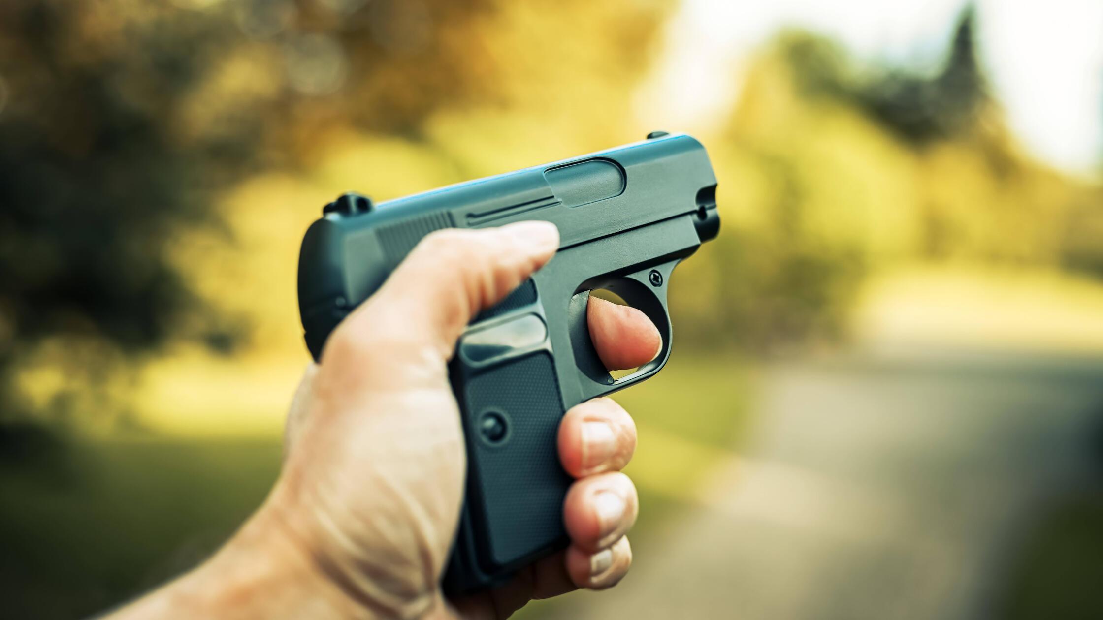 MÃ¤nnerhand mit Waffe, Symbolfoto KriminalitÃ¤t **