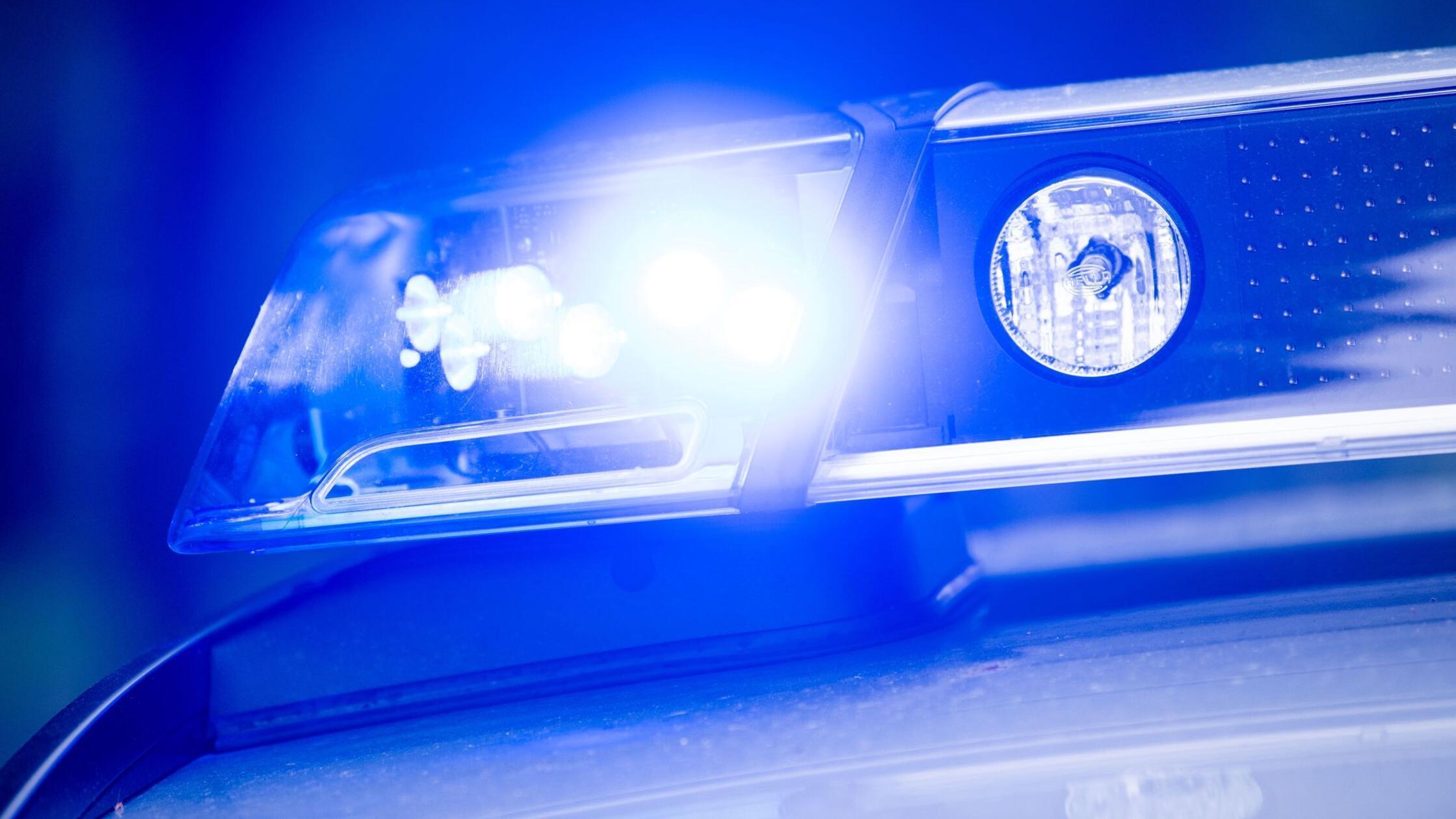Ein Blaulicht leuchtet an einer Polizeistreife. (z