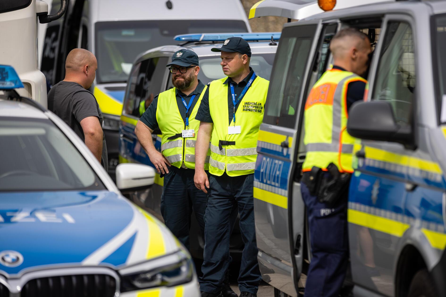 Polizeibeamte führten den ganzen Tag über Fahndungs- und Kontrollmaßnahmen im öffentlichen Raum durch. Der Schwerpunkt lag auf der Bekämpfung von Straftaten über Ländergrenzen hinweg.