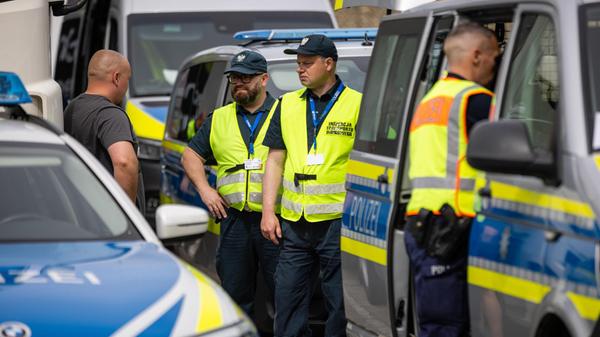 Polizeibeamte führten den ganzen Tag über Fahndungs- und Kontrollmaßnahmen im öffentlichen Raum durch. Der Schwerpunkt lag auf der Bekämpfung von Straftaten über Ländergrenzen hinweg.