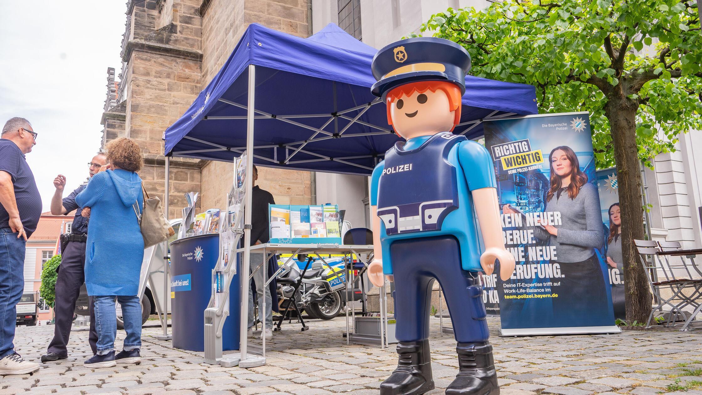 Neben Kontrollen informierte die Polizei an mehreren Standorten über aktuelle Kriminalitätsphänomene. Die Informationsstände richteten sich an die Bevölkerung in Mittelfranken.