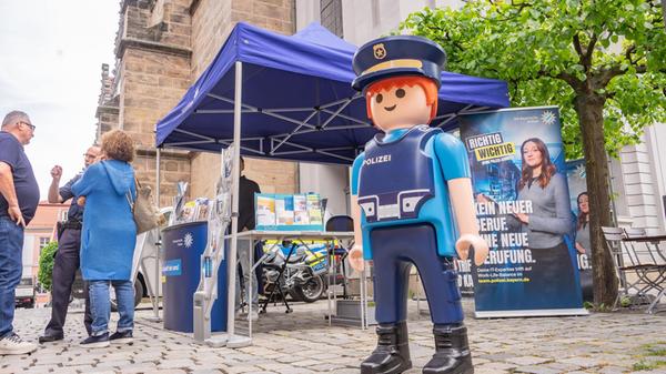 Neben Kontrollen informierte die Polizei an mehreren Standorten über aktuelle Kriminalitätsphänomene. Die Informationsstände richteten sich an die Bevölkerung in Mittelfranken.