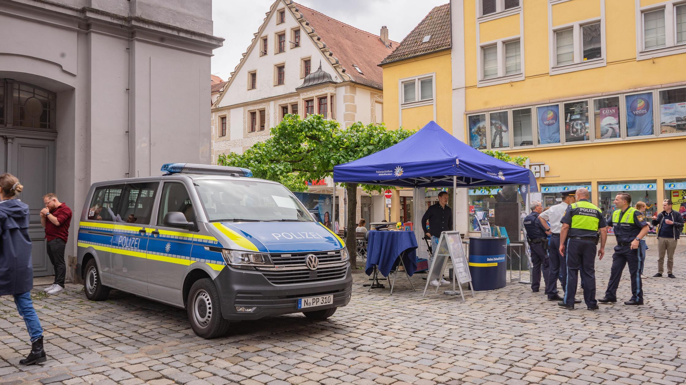An Informationsständen konnten sich Bürgerinnen und Bürger über Themen wie Abzocke, Einbruchsschutz oder Betrugsmaschen informieren.