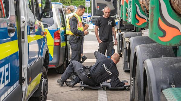Polizeibeamte waren den ganzen Tag über im Stadtgebiet und in der Region präsent. So gab es etwa am Rastplatz Auergründel-Süd bei Heilsbronn im Landkreis Ansbach eine große Kontrollaktion.