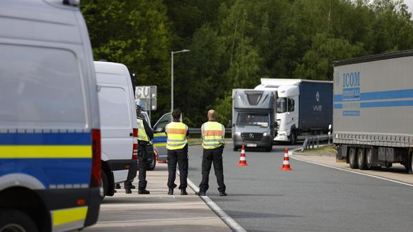Polizeibeamte waren den ganzen Tag über im Stadtgebiet und in der Region präsent. So gab es etwa am Rastplatz Auergründel-Süd bei Heilsbronn im Landkreis Ansbach eine große Kontrollaktion.