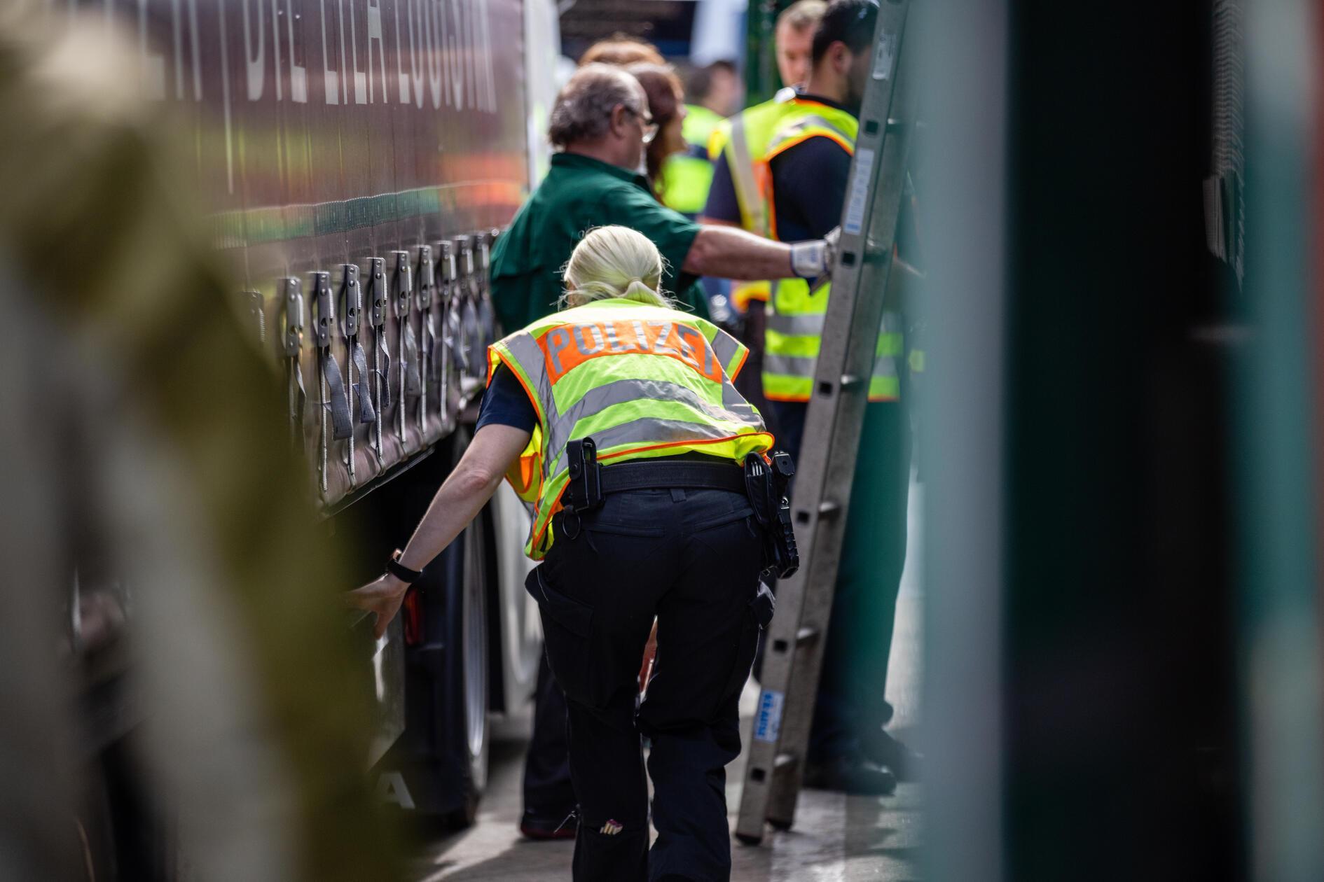 Die Polizei wurde dabei durch den Zoll unterstützt. Auch die Bayerische Sicherheitswacht und die Kommunen wirkten an den Maßnahmen mit.