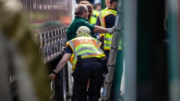 Die Polizei wurde dabei durch den Zoll unterstützt. Auch die Bayerische Sicherheitswacht und die Kommunen wirkten an den Maßnahmen mit.