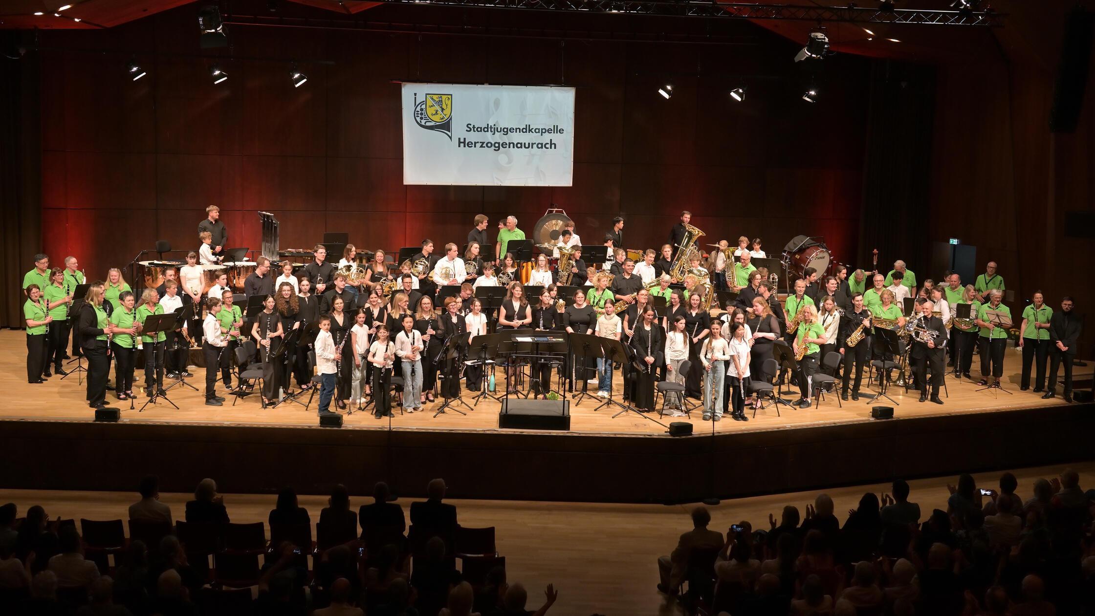 Am Ende stehen zur Zugabe alle 4 Orchester der Sta