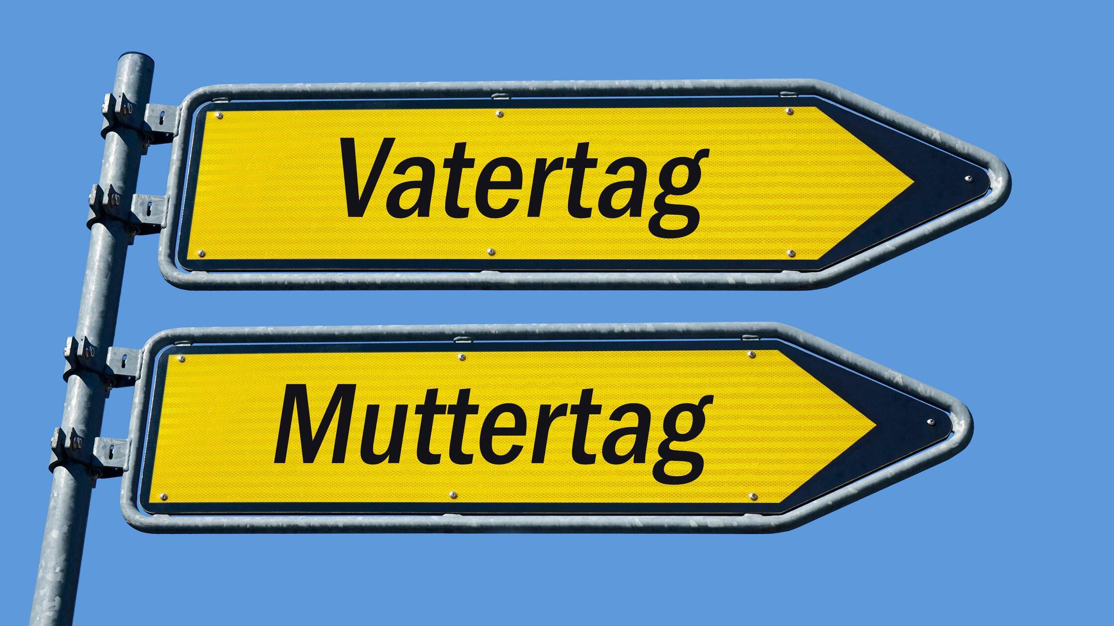 Wegweiser mit Vatertag und Muttertag Wegweiser mit