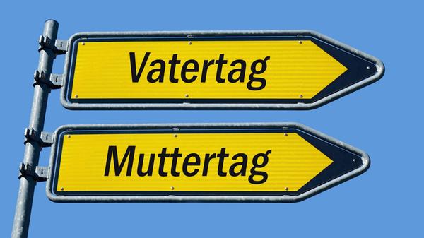Wegweiser mit Vatertag und Muttertag Wegweiser mit
