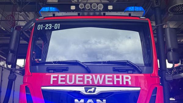 Blaulichter leuchten an einem Löschfahrzeug der Fe