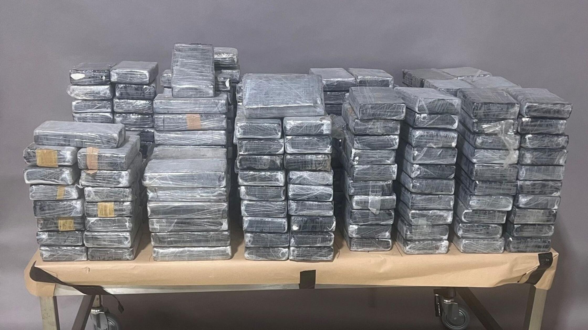 Abgepacktes Kokain liegt auf einem Tisch. Mit dem 