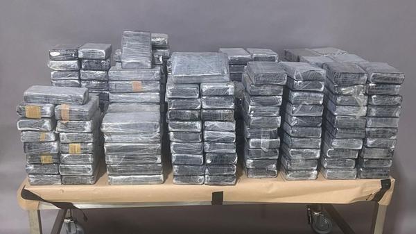 Abgepacktes Kokain liegt auf einem Tisch. Mit dem