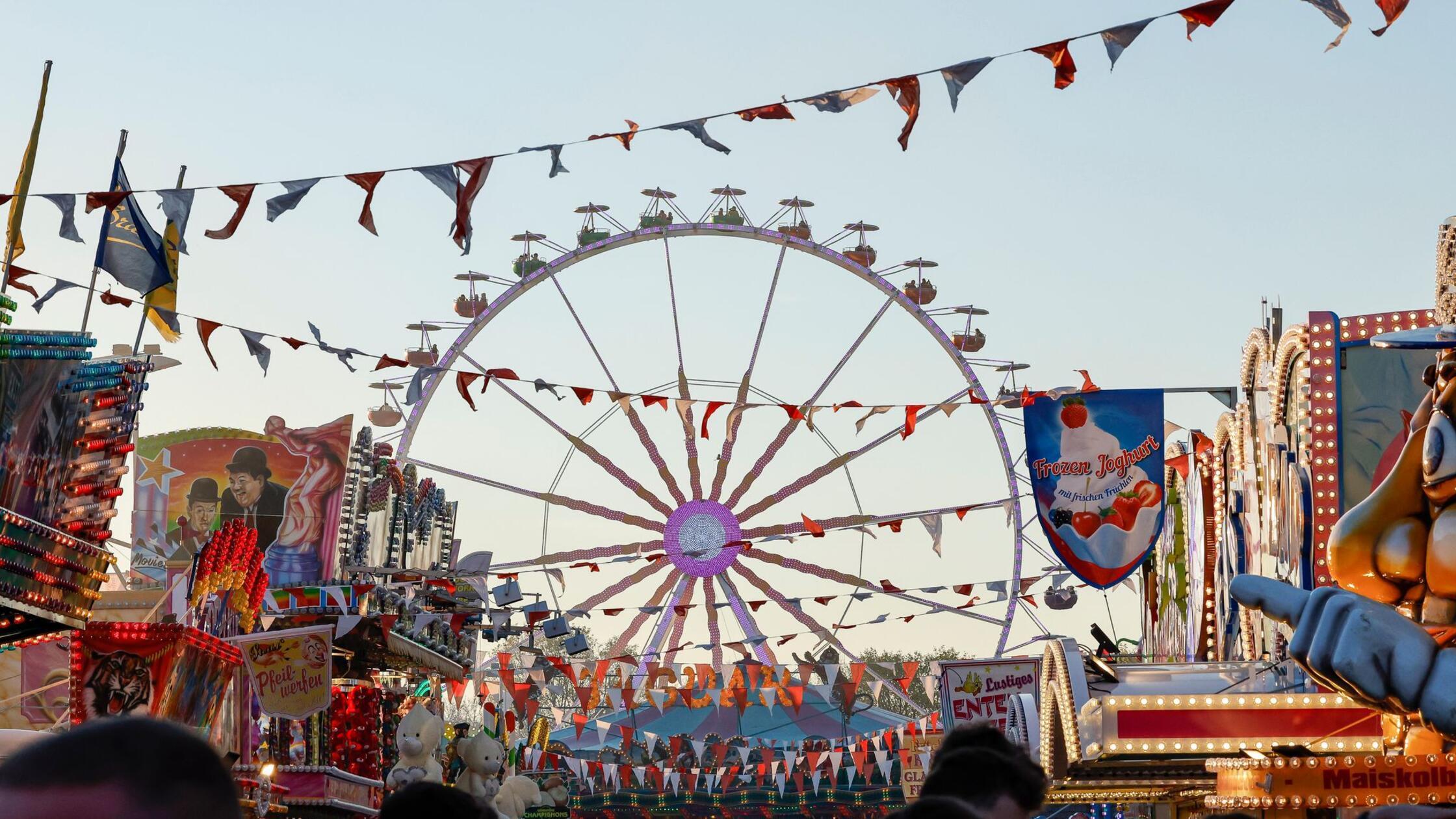 Das Riesenrad ist beim Nürnberger Frühlingsfest. D